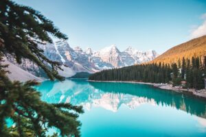 Montanhas e lago de uma região rural do Canadá